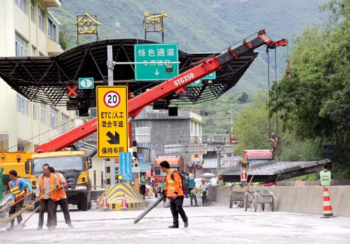 思瀾項目清理岔河收費站地磅淤泥工作圓滿完成